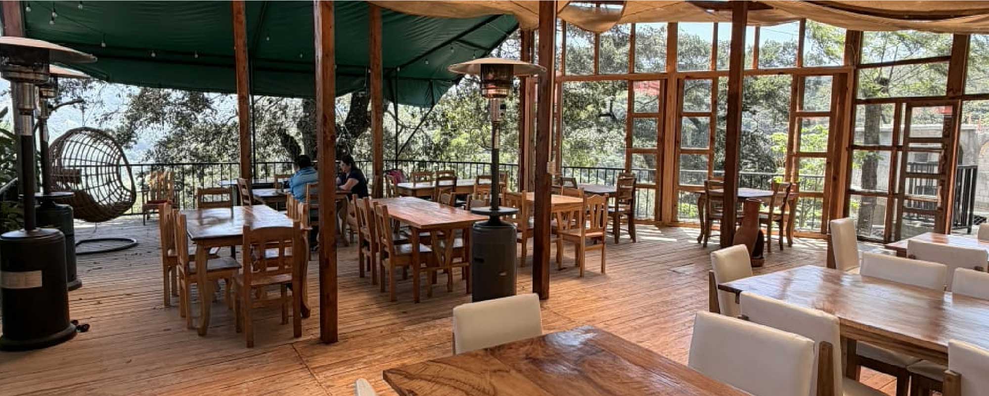 Terraza del restaurante Mirador de San Miguel con vista al bosque